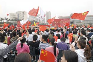 与球队同在！朱俊龙&孙铭徽身着比赛服完成赛前热身