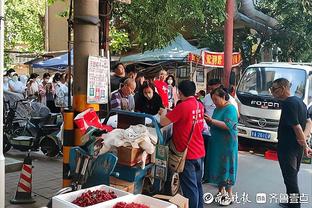 「直播吧在现场」国足近在咫尺的机会！连续进攻最终射门被扑